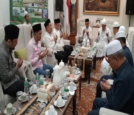 Bakal Calon Walikota Pekanbaru, Agung-Markarius minta nasehat Tuan Guru Ismail Royan (foto/Mimi)