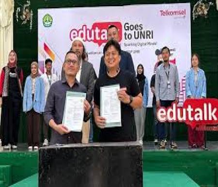 Telkomsel Edutalk, which was held in the Sutan Balia Hall, Faculty of Social and Political
Sciences, Riau University.(photo: halloriau.com)