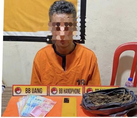 Salah satu pelaku yang diamankan Polisi kepemilikan narkotika jenis ganja. (Foto: Ayendra)