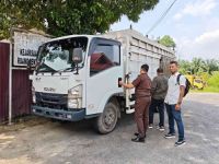 Tersangka dan barang bukti kasus ilegal logging dilimpahkan ke Kejari Pelalawan.(foto: mcr)