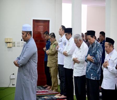 Presiden Jokowi Salat Jumat di Masjid Abdullah bin Abbas di Kabupaten Kampar (foto/Yuni)