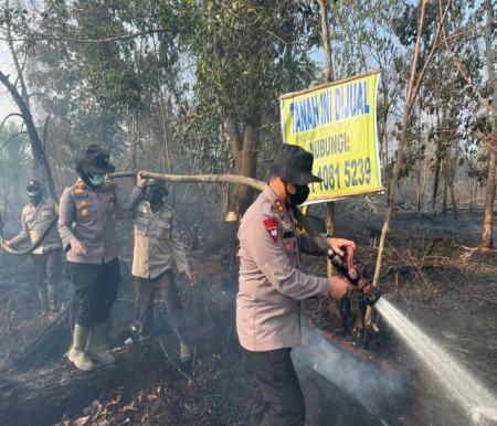 Kapolres Pelalawan AKBP Afrizal Asri, memimpin langsung operasi pemadaman Karhutla (foto/Andy)