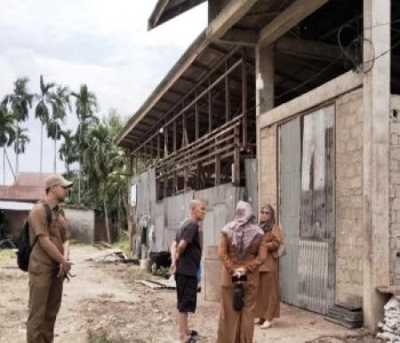 DLHK Inhil saat menyambangi pengusaha ayam potong Tembilahan yang sempat dikeluhkan warga sekitar.(foto: yendra/halloriau.com)