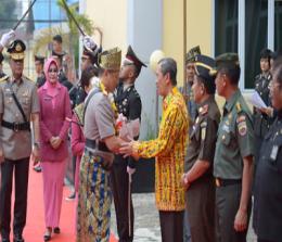  Gubri H Syamsuar hadiri Tradisi Penyambutan Kapolda Riau dan Farewell Parade, di Satbrimob Polda Riau.