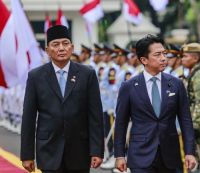 Menteri Pertahanan Sjafrie Sjamsoeddin (kiri) bersama Menteri Pertahanan Jepang Shinjiro Koizumi (kanan) melakukan inspeksi pasukan di Kementerian Pertahanan, Jakarta, Senin (4/6/2026). Kementerian Pertahanan menerima kunjungan kehormatan Menteri Pertahanan Jepang Shinjiro Koizumi untuk membahas penguatan hubungan bilateral serta penandatanganan kontrak kerja sama antara Indonesia dan Jepang di bidang pertahanan.