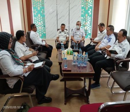 Sekretaris Daerah (Sekda) Rohil Fauzi Efrizal pimpin rapat persiapan pelantikan Bupati dan Wakil Bupati Rokan Hilir terpilih. (Foto: Afrizal)