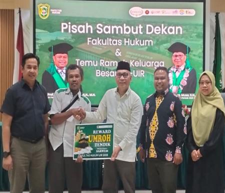 Fakultas Hukum UIR Beri Reward Umrah untuk Tendik dalam Momen Pisah Sambut Dekan