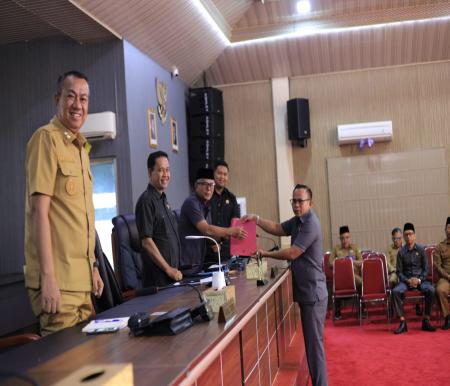 Juru bicara Fraksi Gerindra DPRD Kepulauan Meranti menyerahkan hasil pandangan umum ke pimpinan DPRD