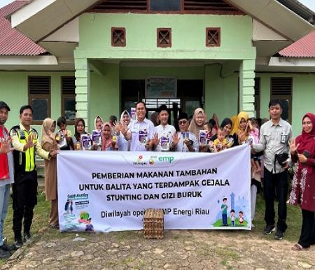 EMP Energi Riau beri bantuan gizi balita di Pelalawan.(foto: andi/halloriau.com)