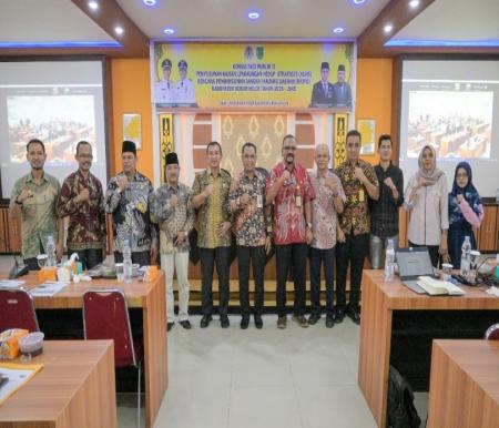 Sekda Rohil, Fauzi buka Konsultasi Publik II Penyusunan KLHS dan RPJPD 2025-2045 (foto/afrizal)