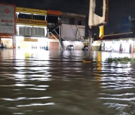 Sejak sore hujan deras guyur Kota Pekanbaru, sejumlah jalan banjir (foto/dini)