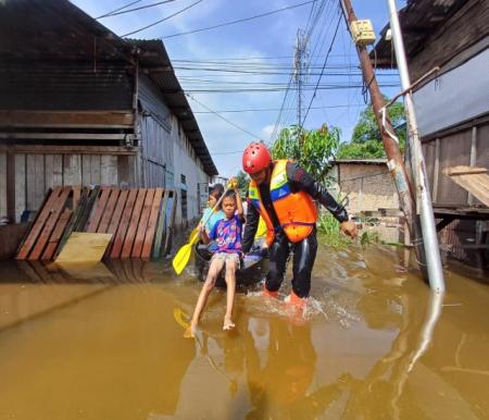 Ribuan warga terdampak banjir di Pekanbaru (foto/risnaldi)