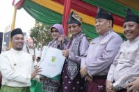 Bupati Inhu, Ade Agus memberi cendera hati khusus untuk Menteri Agama di arena MTQ (foto/ist)