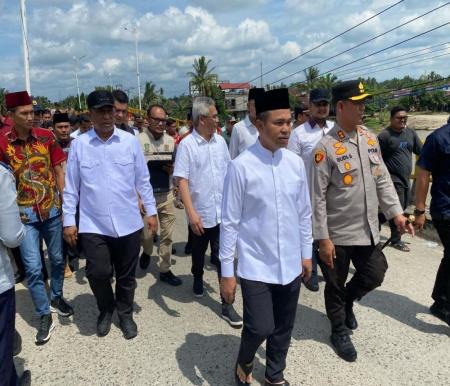 Gubri Abdul Wahid mengecek jembatan miring di Kota Ujung Batu, Rohul (foto/MC.Riau)