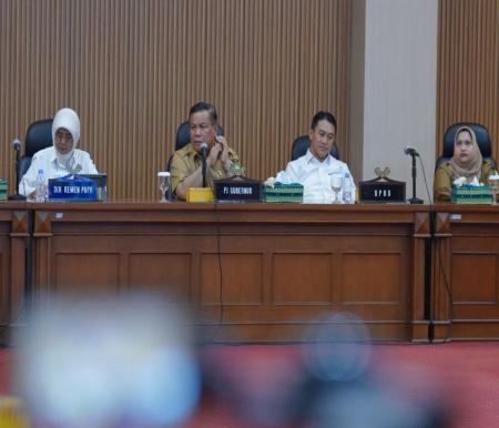 Pj Gubernur Riau, SF Hariyanto saat rapat bahas pembangunan jembatan Bengkalis-Sumatera.(foto: mcr)
