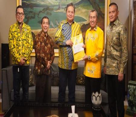 Airlangga Hartarto saat masih jadi Ketum Golkar menyerahkan SK dukungan untuk pasangan Syamsuar-Mawardi di Pilgub Riau 2024.(foto: int)