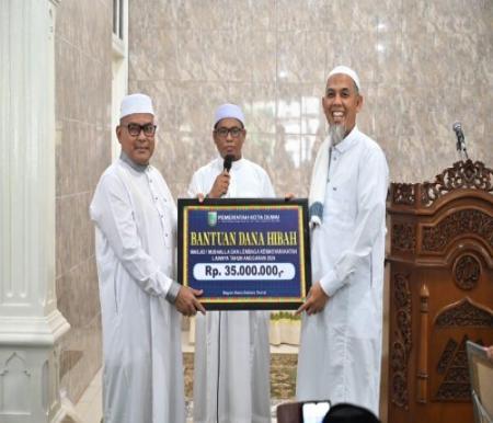 Walikota Dumai, Paisal serahkan bantuan dana hibah kepada pengurus Masjid Nurul Falah (foto/bambang)