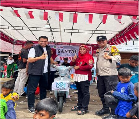 Ketua OPP Kelurahan Teluk Belitung, Zuriyadi Fahmi saat menyerahkan hadiah utama kepada pemenang jalan santai