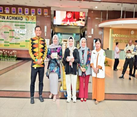 BRK Syariah Berbagi Takjil untuk Pasien dan Penunggu Kelas III RSUD Arifin Achmad