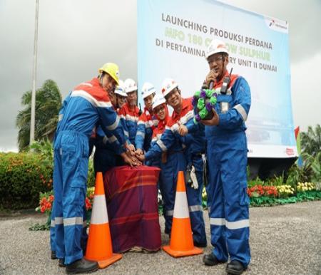 Launching produksi perdana MFO 180 cSt Low Sulphur di halaman kantor Oil Movement Kilang RU II Dumai, dipimpin langsung SMOM Pertamina RU II Permono Avianto (foto/bambang)