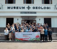 Foto bersama SKK Migas dan awak media di Museum Geologi.