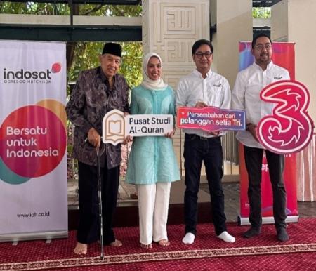 Tri bersama pelanggannya mendistribusikan paket kuota dan perangkat router internet untuk mendukung aktivitas digital para santri pesantren hingga pelosok Indonesia dalam meningkatkan potensi diri dan menyebarkan pesan-pesan positif