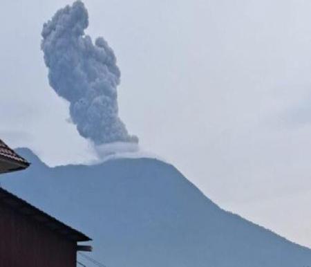 Gunung Marapi erupsi. (Foto: Tribun Pekanbaru)