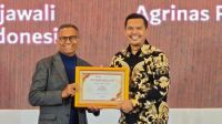 Founder Disway National Network Dahlan Iskan menyerahkan penghargaan Disway Awards 2026 ke Astra Agro (foto/ist)
