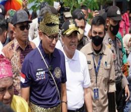 Gubernur Riau Syamsuar mendampingi Menparekraf RI Sandiaga Salahudin Uno saat berkunjung ke Desa Wisata Dayun Siak.(foto: mcr)