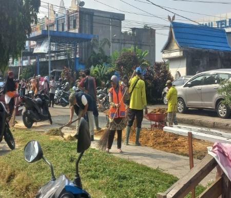 Ribuan peserta bersihkan drainase di Pekanbaru (foto/Dini)