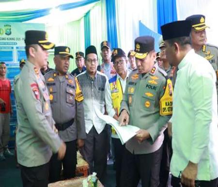 Kapolda Riau Pantau Arus Mudik dan Pengamanan Pos PAM Operasi Ketupat 2025 di Pelalawan