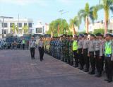   Kapolres Dumai AKBP Restika Pardamean Nainggolan SIK M.Si memeriksa pasukan pada Apel Gelar Pasukan Operasi Patuh Muara Takus 2018 di lapanga Mapolres Jalan Jendral Sudirman Dumai, Rabu (6/6/2018).