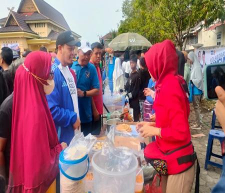 Bakal Calon Walikota Pekanbaru, Agung Nugroho borong dagangan UMKM (foto/Mimi)