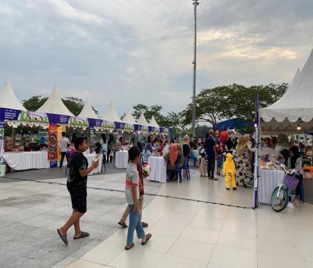 Wisatawan Malaysia melihat pertandingan Serindit Boat Race 2024 di Siak (foto/diana)