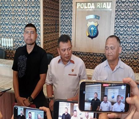 Direktur Reserse Kriminal Khusus Polda Riau, Kombes Pol Nasriadi (tengah) saat ekspos lanjutan penanganan kasus SPPD Fiktif (foto/Magang2)