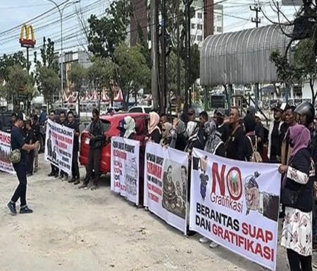 Ratusan Massa Geruduk PTUN Pekanbaru, Desak KPK Turun Tangan Usut Dugaan Mafia Tanah  
