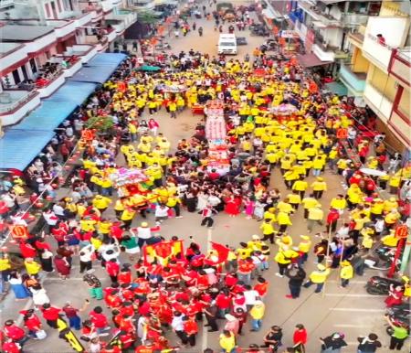 Hari keenam Tahun Baru Imlek 2576 Kongzili, masyarakat merayakan Cue Lak dengan menggelar kirab budaya berupa pawai arak-arakan tiga dewa dari seluruh kelenteng di Selatpanjang
