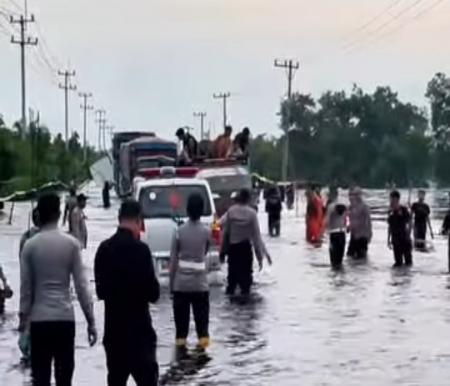 Debit banjir di Jalintim Km 83 Desa Kemang Pelalawan, berangsur turun (foto/IG Polrespelalawan)