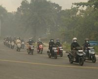 Berkendara Motor saat jalan diselimuti kabut asap.