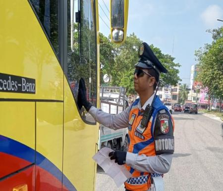 Petugas Dishub Pekanbaru razia truk Odol (foto/int)