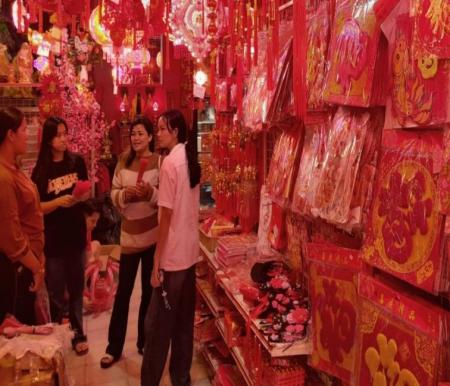 Jelang Imlek 2026, Warga Pekanbaru Serbu Toko Aksesoris di Jalan Juanda