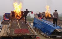 Polisi bakar rakit PETI di Kuansing.(foto: mcr)