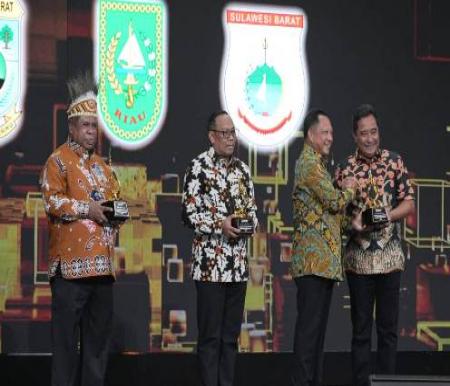 Pj Gubernur Riau, Rahman Hadi menerima penghargaan dari Kompas.(foto: sri/halloriau.com)