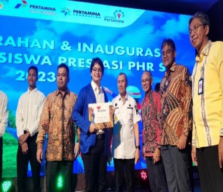 Direktur Utama PT Pertamina (Persero) Nicke Widyawati dan Gubernur Riau H Syamsuar menyambut para penerima beasiswa (foto/ist)