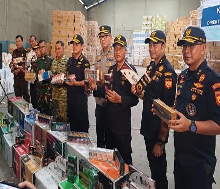 Operasi Senyap Bea Cukai di Pekanbaru: Rokok Impor Ilegal Rp399 Miliar Disita