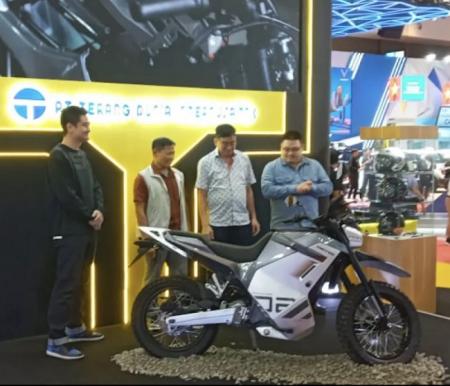 Pengenalan sepeda motor listrik United RX6000 dari United E-Motor di Indonesia International Motor Show (IIMS) 2025, JIExpo Kemayoran, Jakarta, Selasa (18/2/2025).