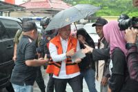 Diguyur Hujan, Simpatisan Tetap Padati Sidang Abdul Wahid Berikan Dukungan
