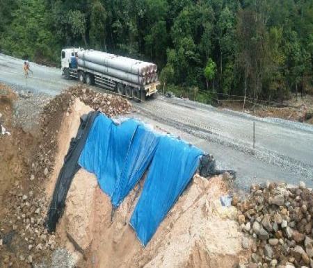 Jalan Lintas Riau-Sumbar di Desa Tanjung Alai kembali longsor.(foto: mcr)