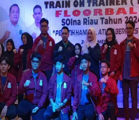 Kadispora Riau, Erisman Yahya hadiri TOT Floorball SOIna Riau.(foto: mcr)