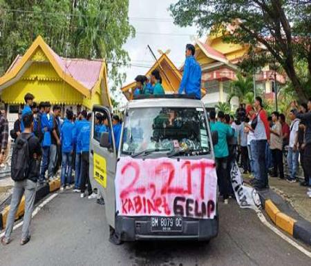 Sekolompok massa mahasiswa gelar aksi Indonesia Gelap di DPRD Riau.(foto: risnaldi/halloriau.com)